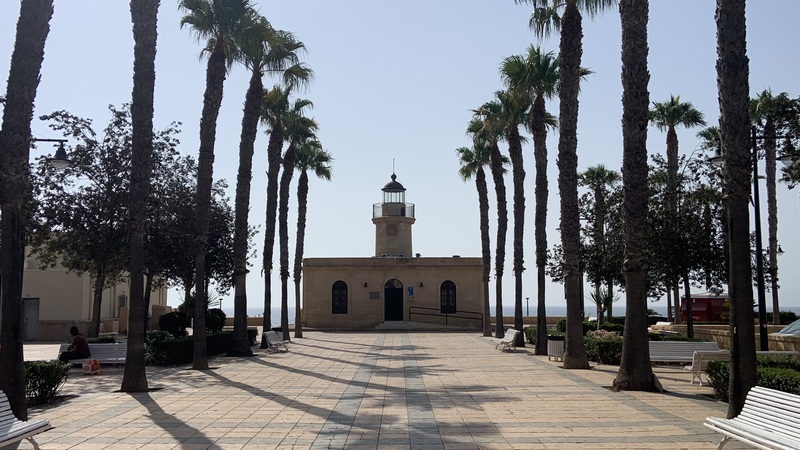 Lee más sobre el artículo Explorando el Faro de Roquetas de Mar: Tesoro histórico y costero en Almería